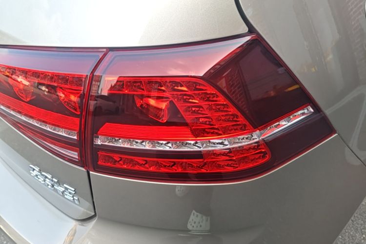 Volkswagen Golf 2017 car image #8