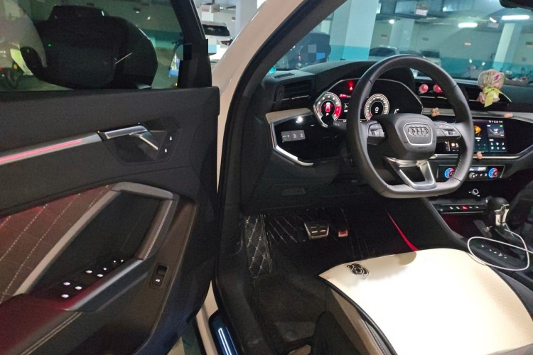 Audi Q3 2025 car image #13