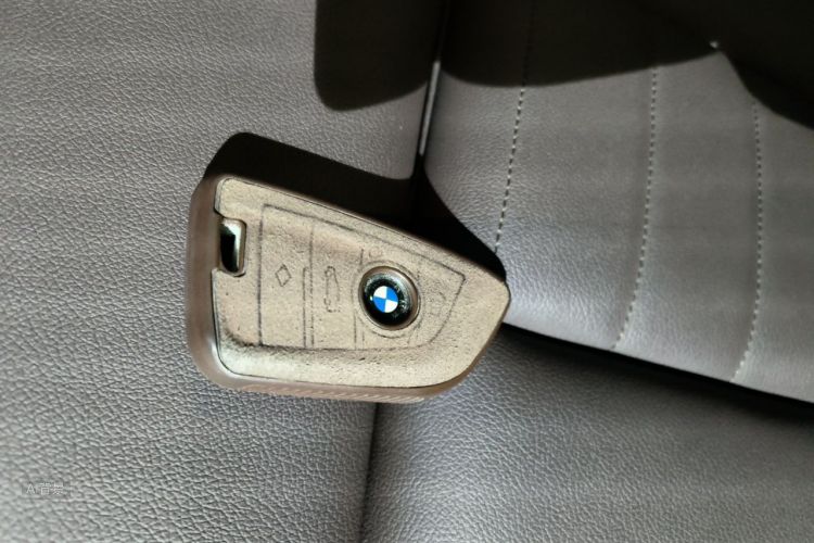 BMW 3 Series 2020 car image #10