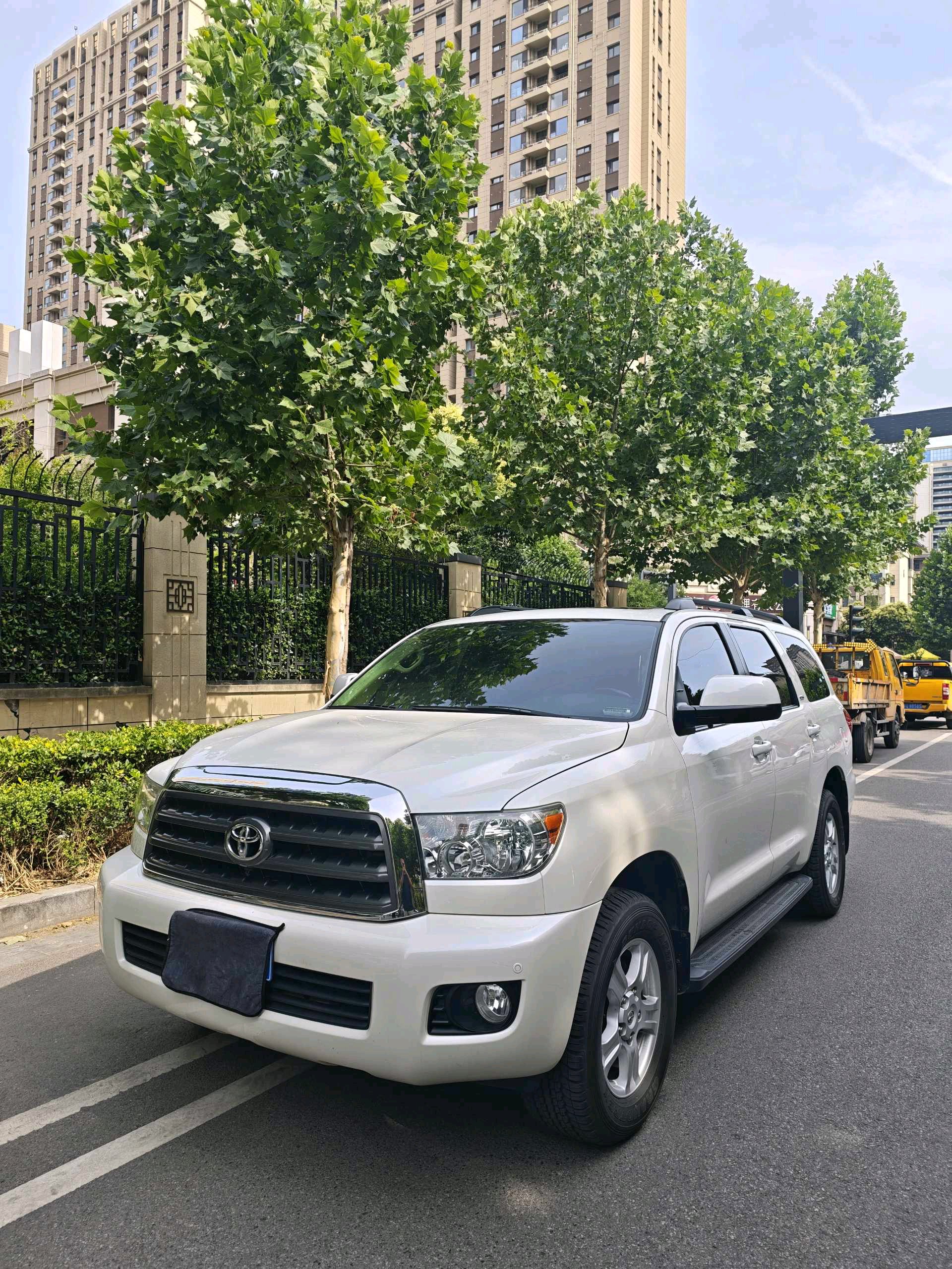 Toyota Sequoia 2015 car image 