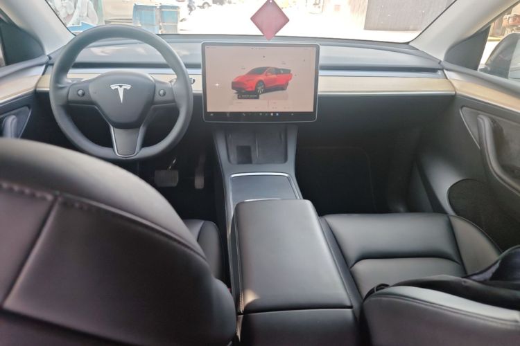 Tesla Model Y 2022 car image #11