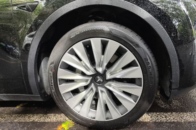 Tesla Model Y 2024 immagine di auto #6