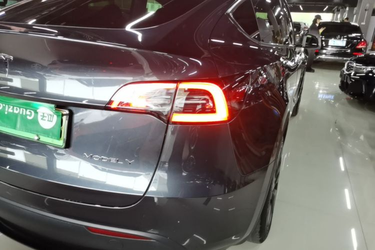 Tesla Model Y 2024 car image #8