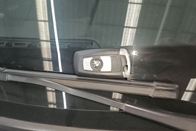BMW 3 Series 2018 car image #9