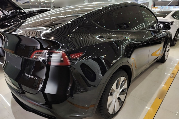 Tesla Model Y 2023 car image #7