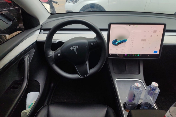 Tesla Model Y 2023 car image #11