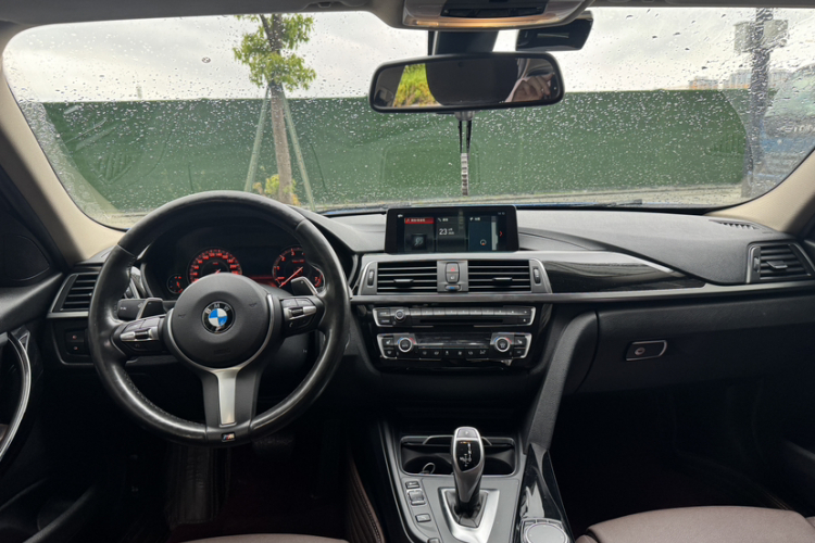 BMW 3 Series 2018 immagine di auto #10