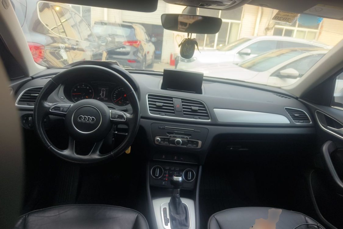 Audi Q3 2016 car image #23