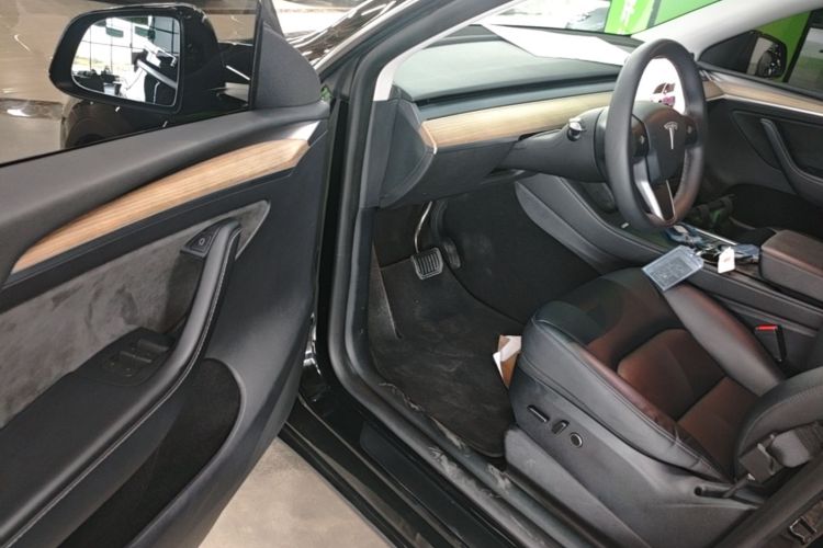 Tesla Model Y 2023 #16 Tesla Model Y 2023 car image #16