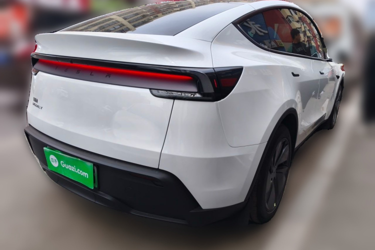 Tesla Model Y 2025 #5 Tesla Model Y 2025 car image #5
