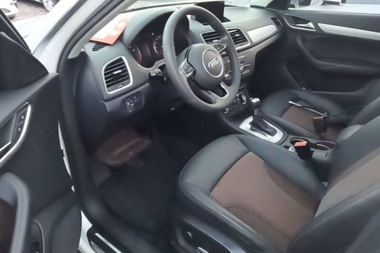 Audi Q3 2019 car image #12