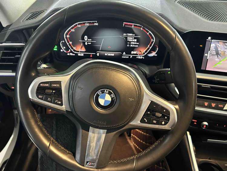 BMW 3 Series 2019 car image #16