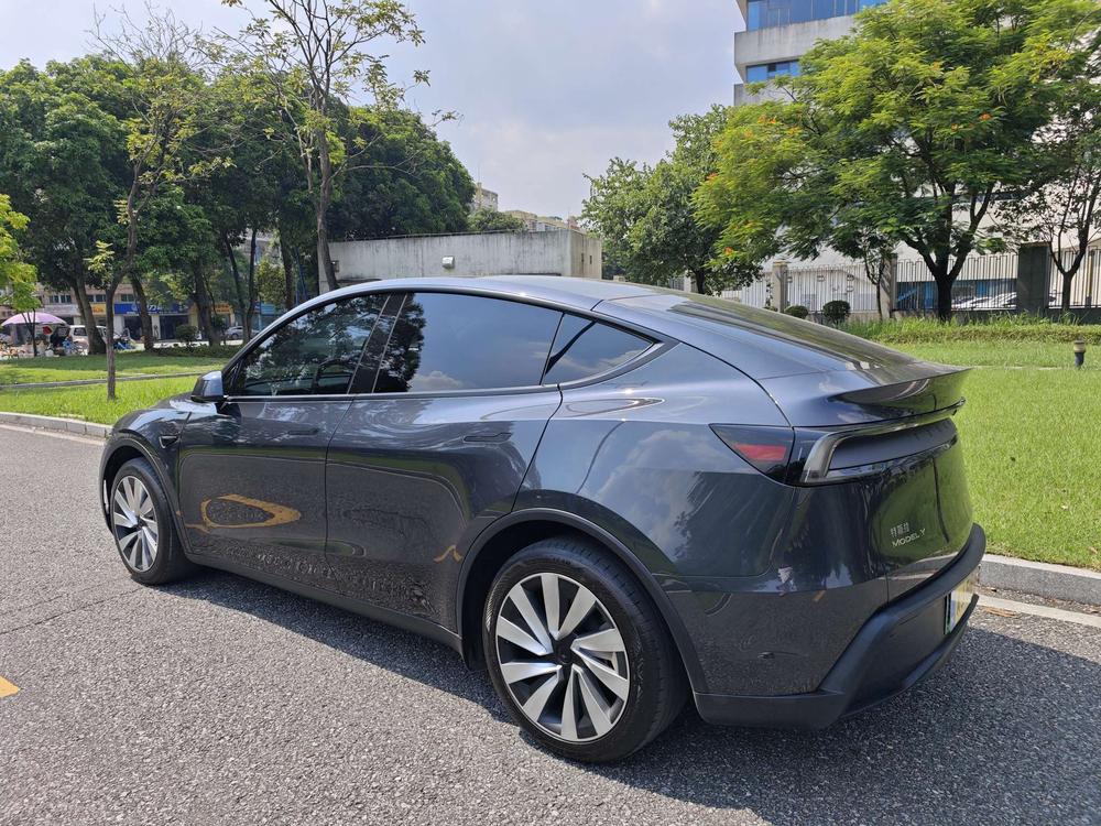 Tesla Model Y 2025 car image #5