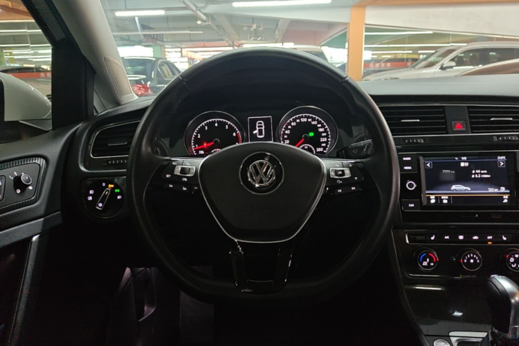 Volkswagen Golf 2018 car image #11