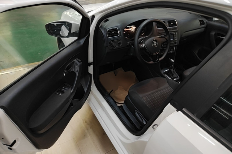 Volkswagen Polo 2016 car image #12