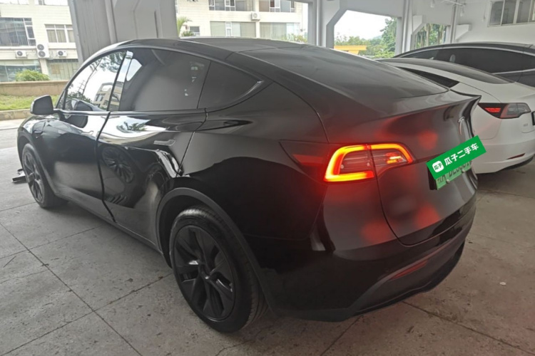 Tesla Model Y 2023 car image #5
