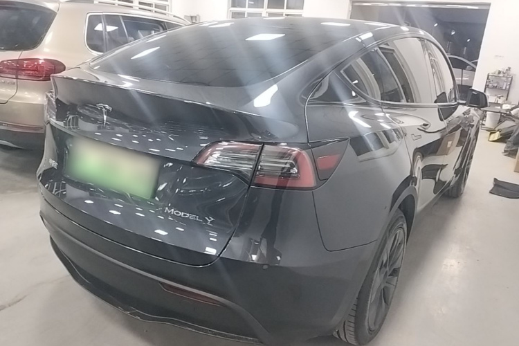 Tesla Model Y 2024 immagine di auto #7
