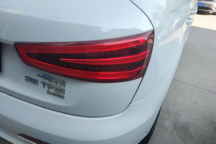 Audi Q3 2015 car image #8