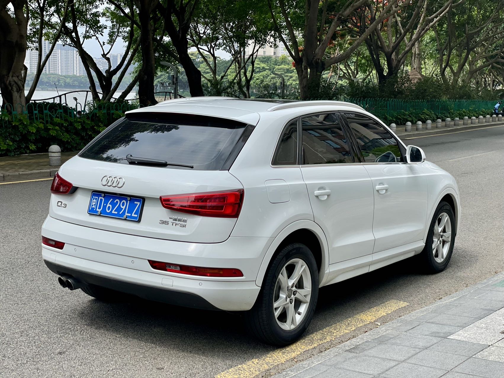 Audi Q3 2017 car image #6