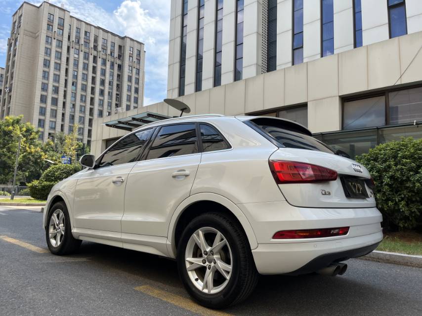 Audi Q3 2017 car image #6