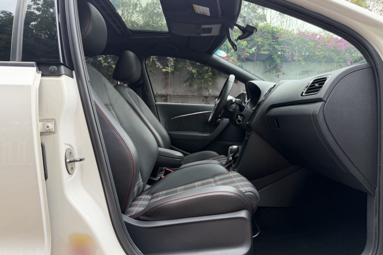 Volkswagen Polo 2016 car image #12