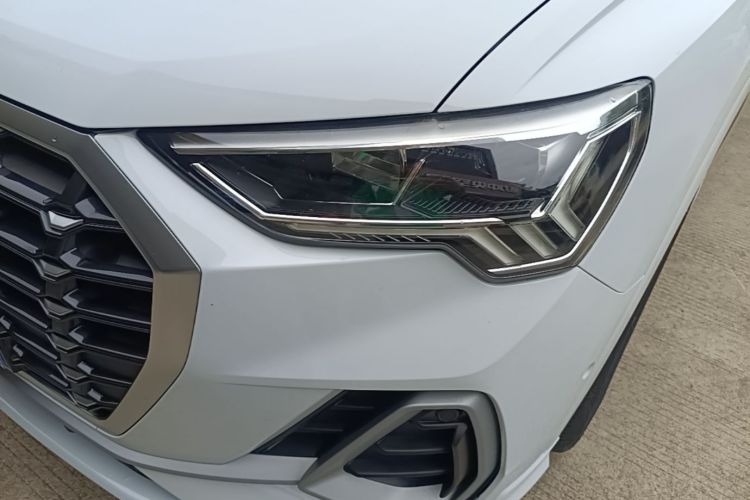 Audi Q3 2021 car image #23