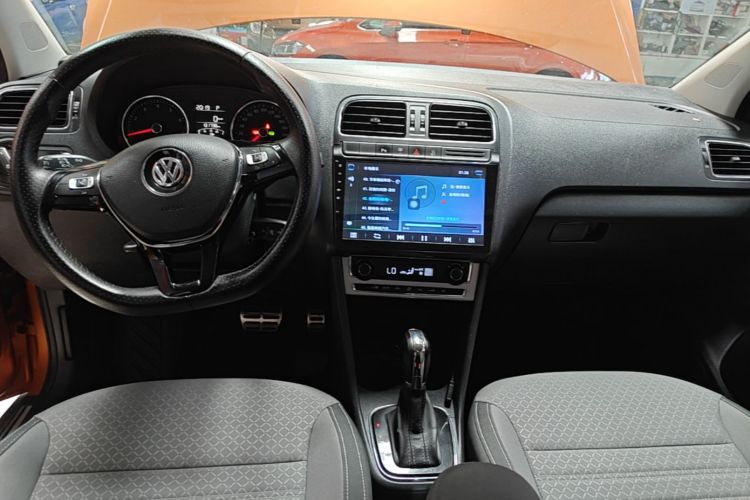 Volkswagen Polo 2015 car image #10