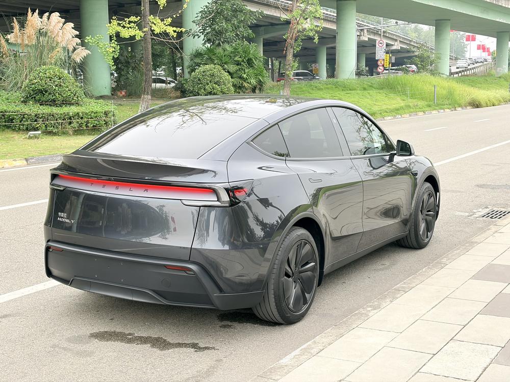 Tesla Model Y 2025 #6 Tesla Model Y 2025 car image #6