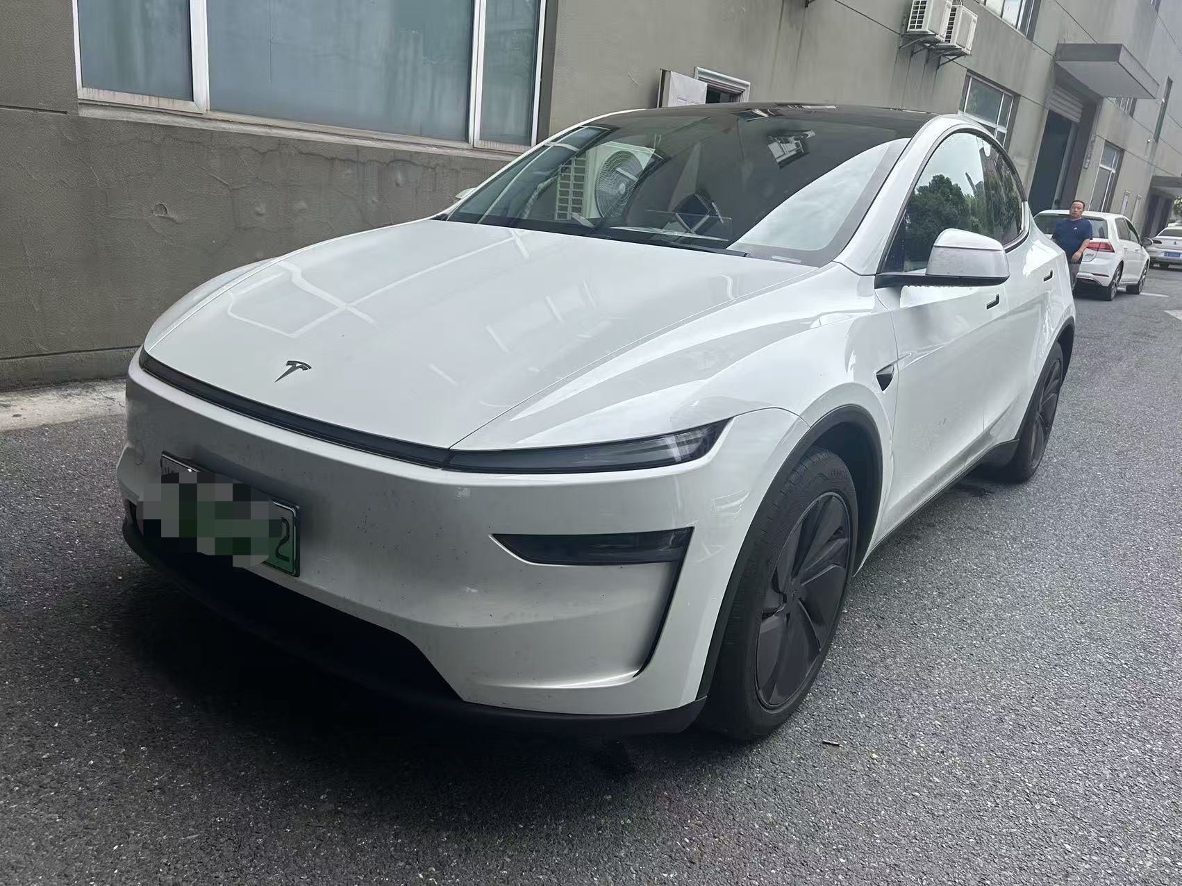 Tesla Model Y 2025 Tesla Model Y 2025 car image