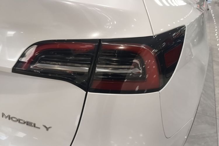 Tesla Model Y 2023 car image #8