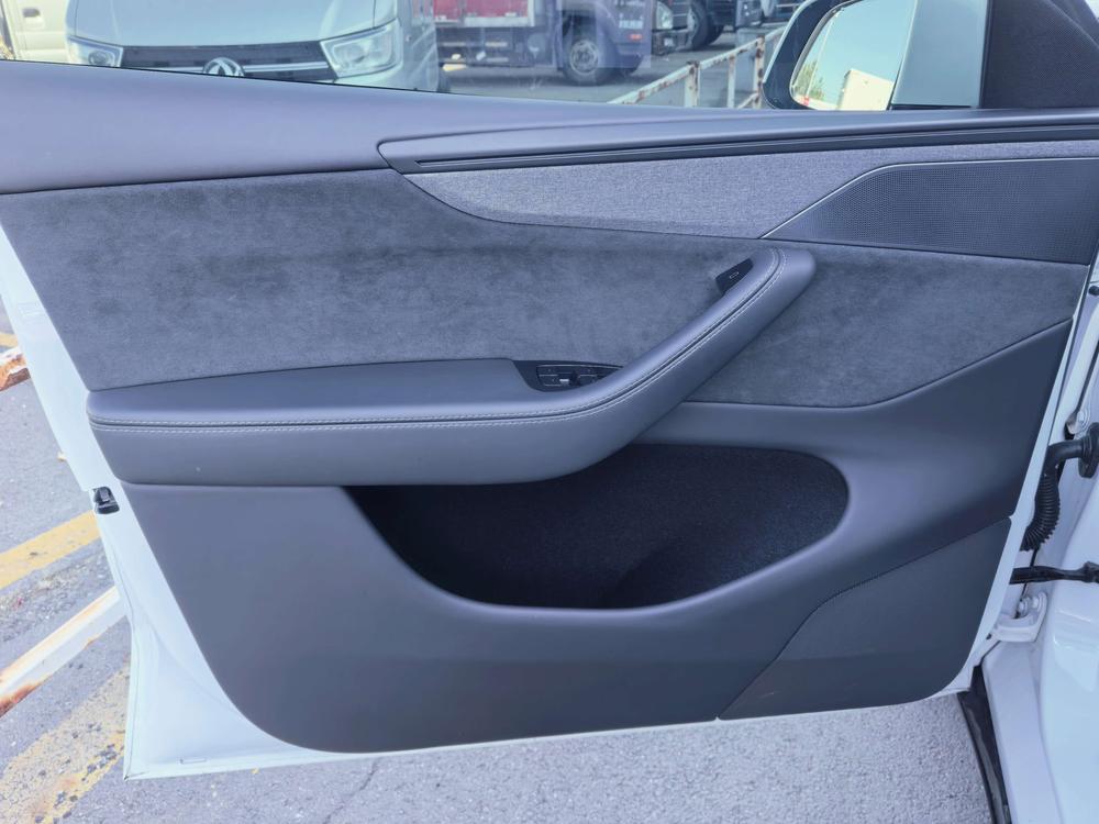 Tesla Model Y 2025 #8 Tesla Model Y 2025 car image #8