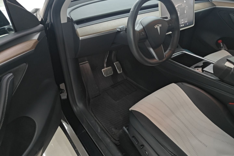 Tesla Model Y 2023 #15 Tesla Model Y 2023 car image #15