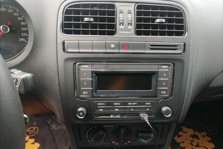 Volkswagen Polo 2018 car image #17