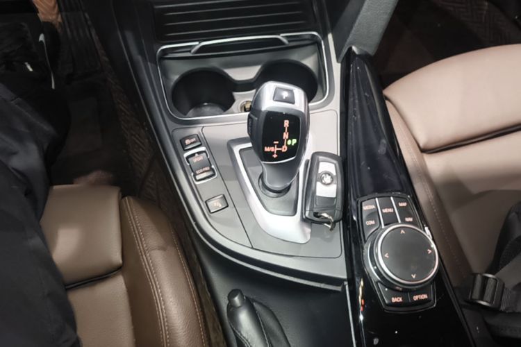 BMW 3 Series 2019 car image #18