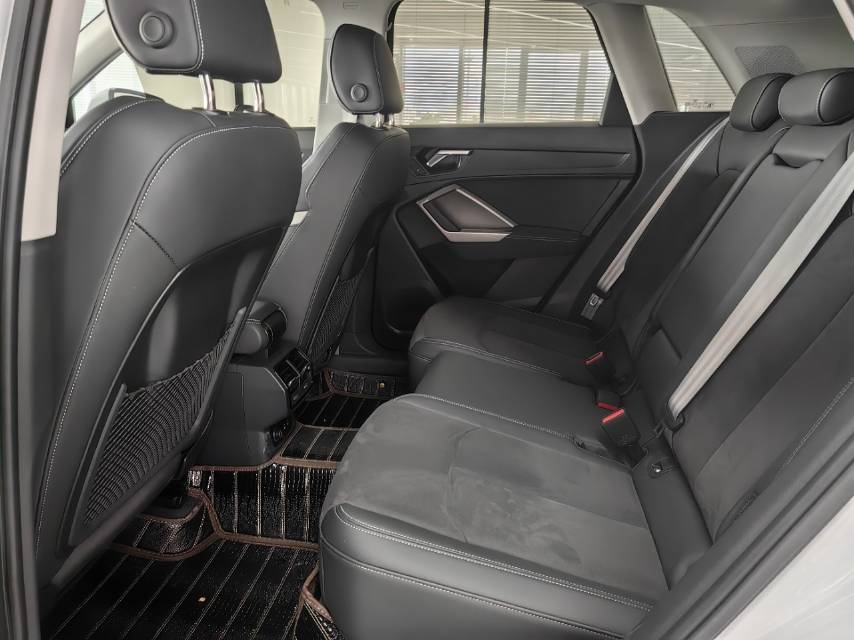 Audi Q3 2023 car image #8