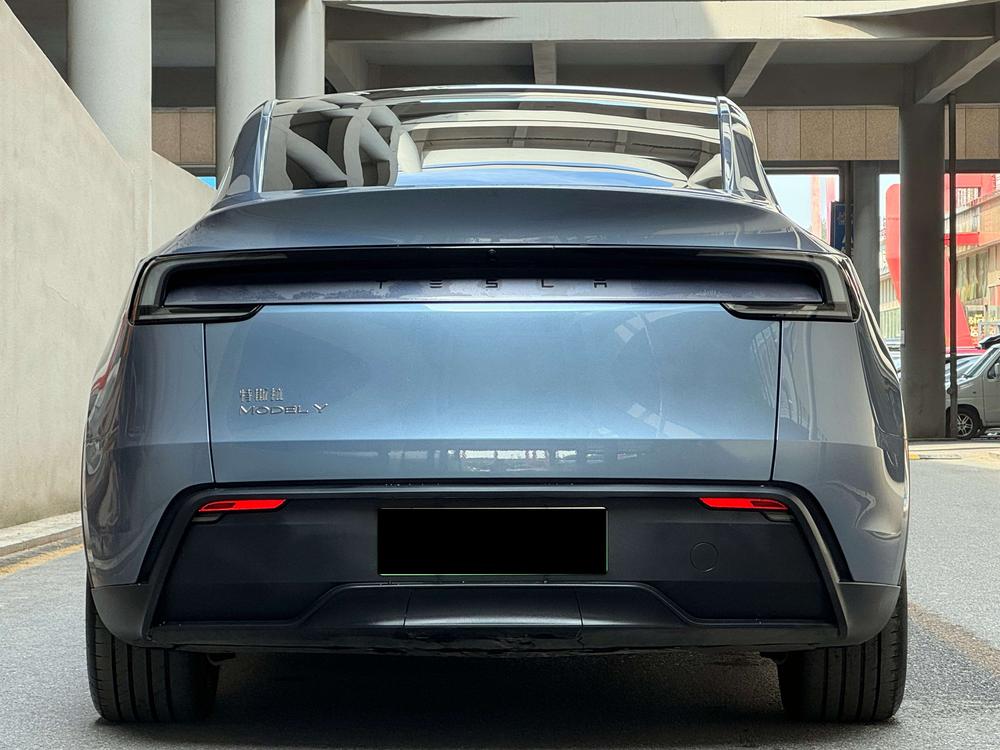 Tesla Model Y 2025 #4 Tesla Model Y 2025 car image #4