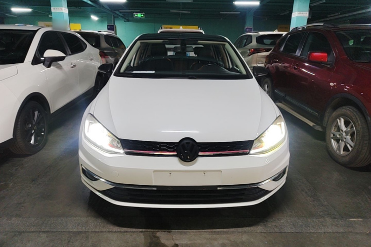 Volkswagen Golf 2020 car image #3