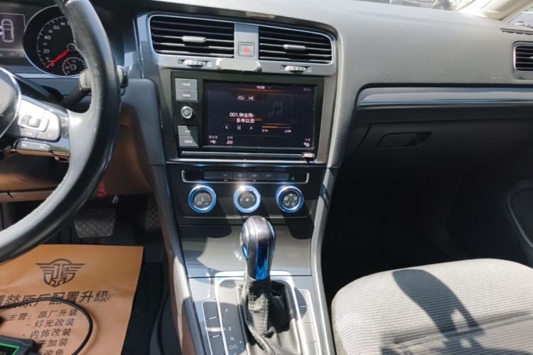 Volkswagen Golf 2019 car image #17
