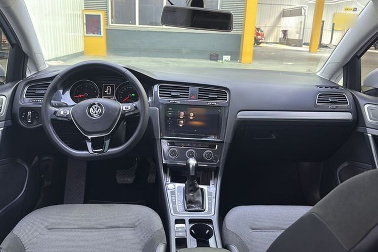 Volkswagen Golf 2020 car image #15
