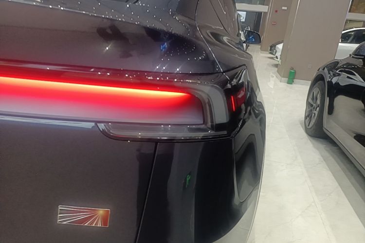 Tesla Model Y 2025 immagine di auto #8
