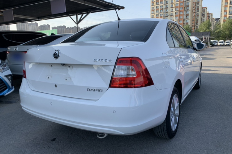 Skoda Rapid 2015 #4 Skoda Rapid 2015 image de voiture #4