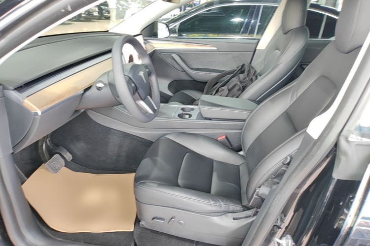 Tesla Model Y 2021 immagine di auto #15
