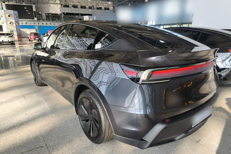 Tesla Model Y 2025 #5 Tesla Model Y 2025 car image #5