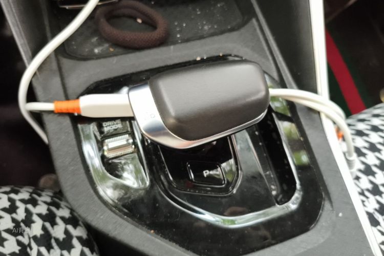 GEELY Coolray 2022 #16 GEELY Coolray 2022 car image #16