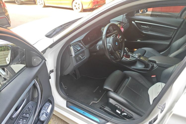 BMW 3 Series 2018 car image #13