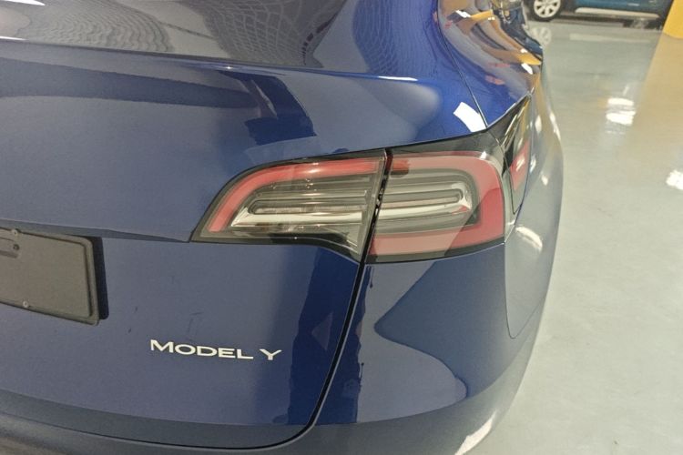 Tesla Model Y 2021 car image #8
