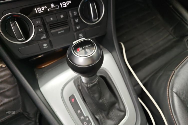Audi Q3 2017 car image #16