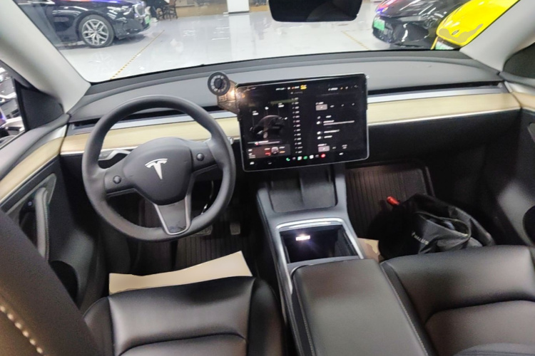 Tesla Model Y 2023 #10 Tesla Model Y 2023 car image #10
