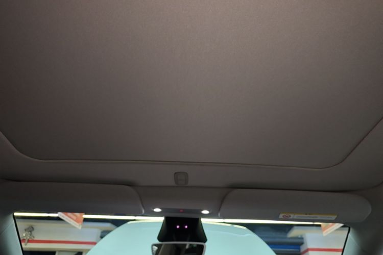 Tesla Model Y 2025 immagine di auto #18