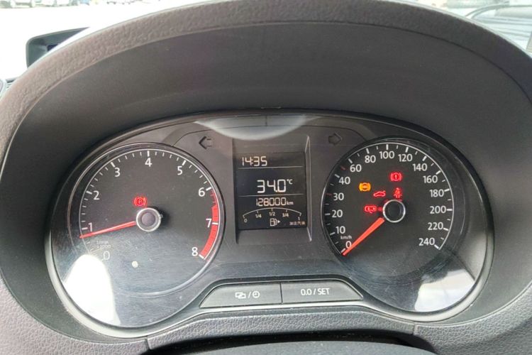 Volkswagen Polo 2016 car image #12